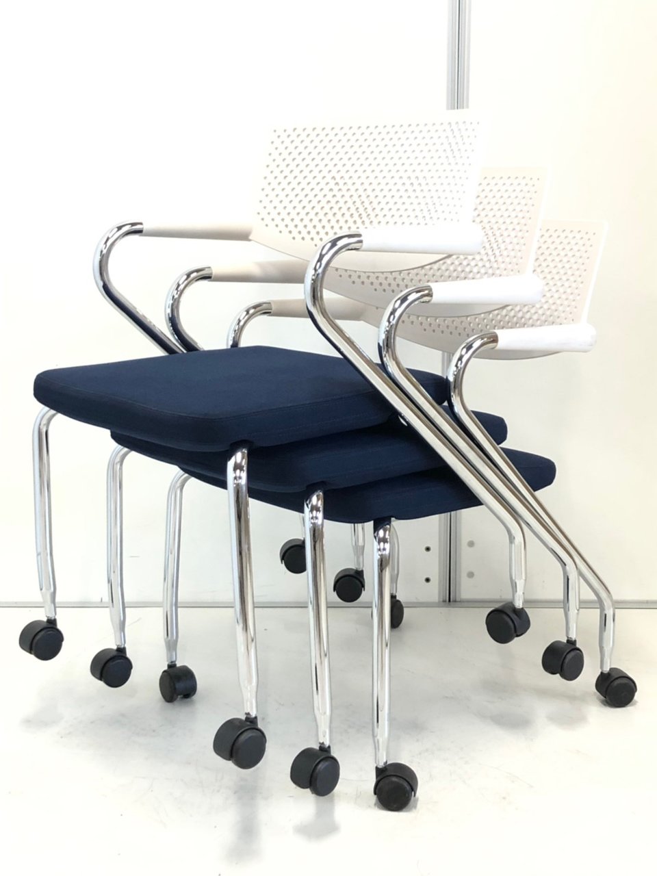 ちょっとお得な3脚セット！
お洒落に特化したデザイナーズミーティングチェア！
厚めのクッションもおすすめポイントです！
                        ビザロール 
                                    中古
            