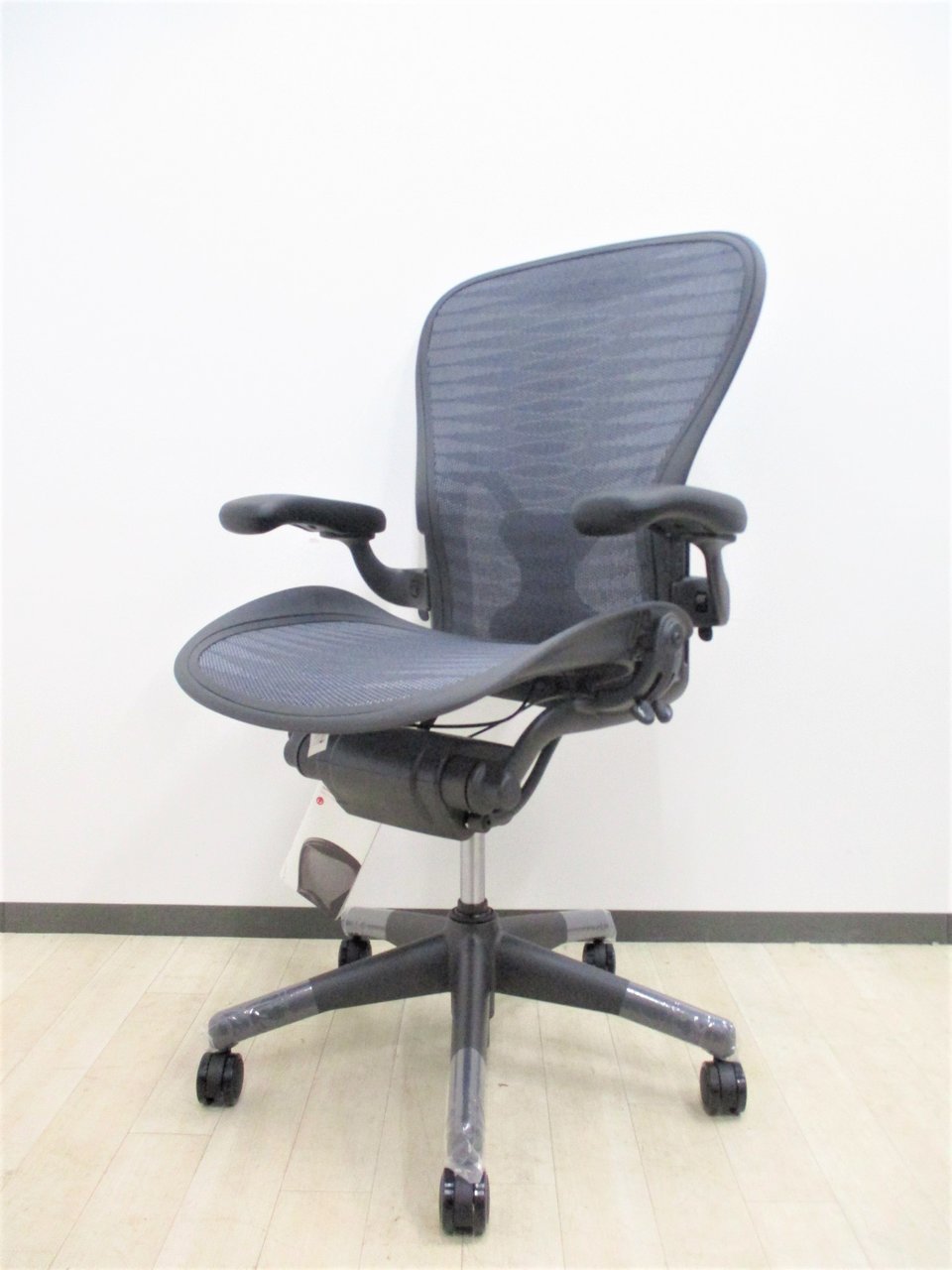 新古品 アーロンチェアherman Miller ハーマンミラー 肘付ハイバックチェア 2751 つくば店 中古オフィス家具ならオフィスバスターズ