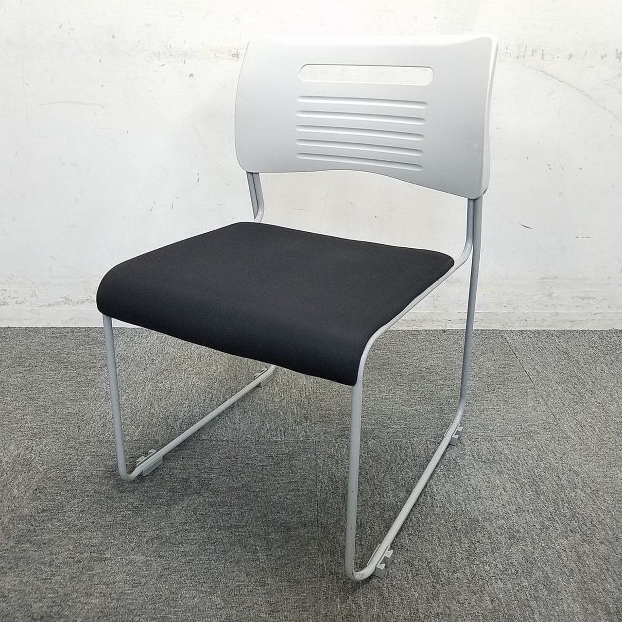 【9脚入荷】重ねて収納！取手付きで持ち運びも便利！中古　家具　オフィス家具
                        PMC 
                                    中古
            