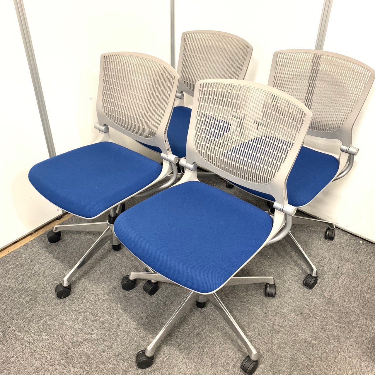 単品購入よりお買い得な４脚セット販売☆【オカムラ製｜グラータチェア】※１脚背面に割れがございます。
                        グラータ 
                                    中古
            