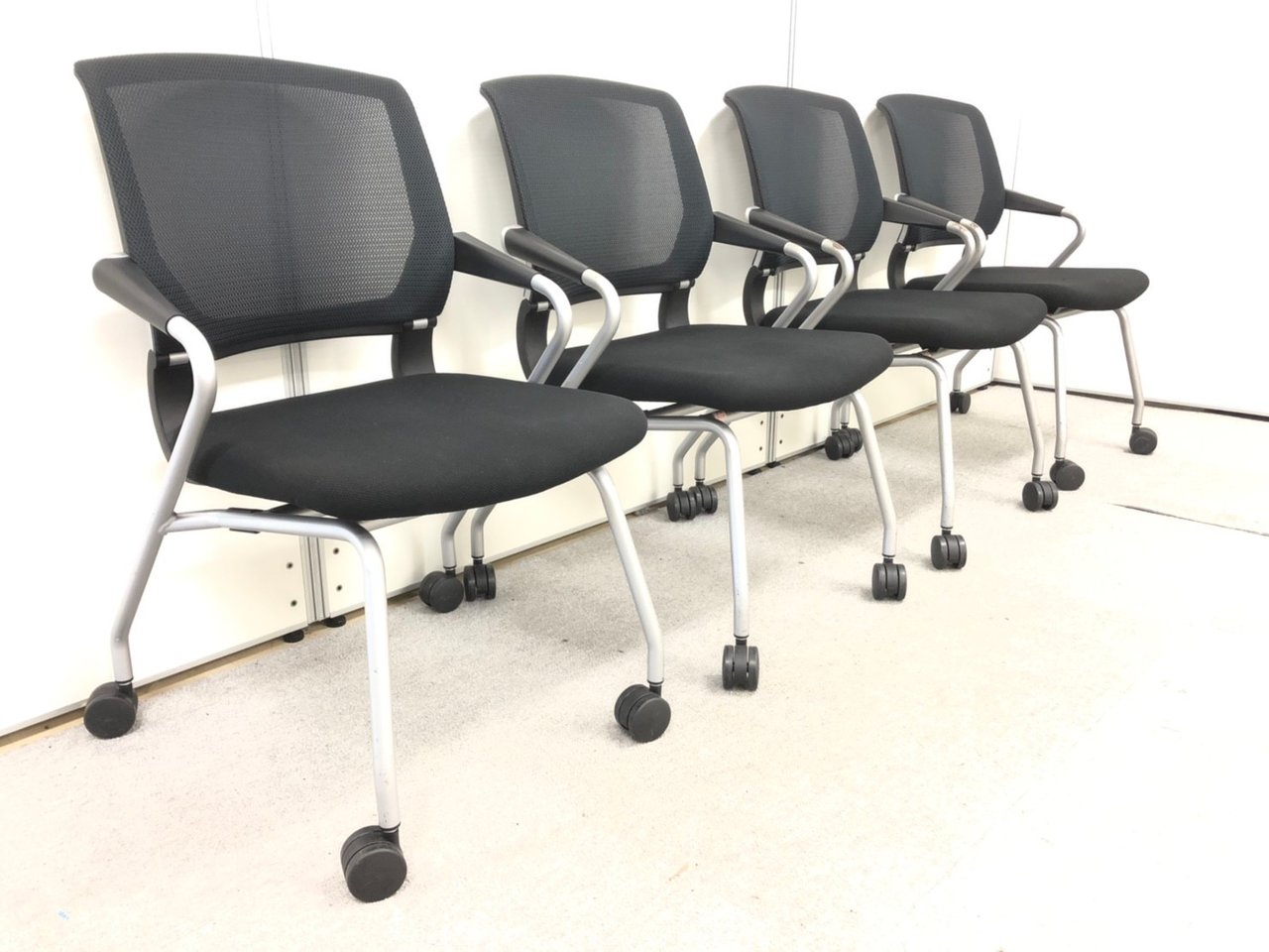 4脚セットでお買い得！
厚めのクッションで長時間会議でもバッチリ！
ミーティングチェアにも高級感を求めたい方におすすめ！
※一部塗装剥がれ有
                        サテリテ（キャスタータイプ） 
                                    中古
            