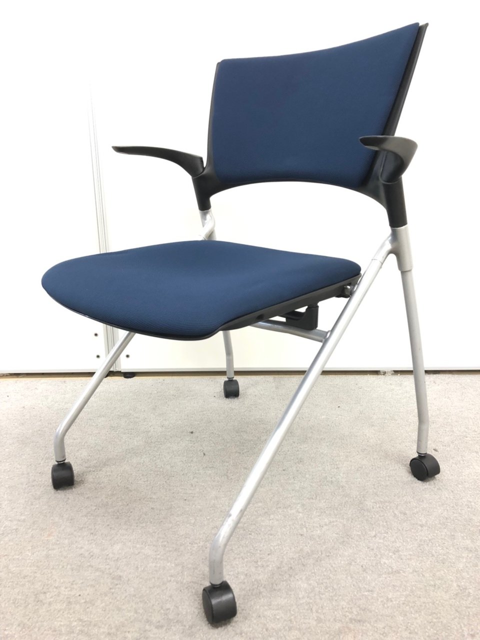 【おつとめ品】シャープで切れのあるデザイン！
アイデアが飛び交う会議に！平行収納可能なミーティングチェア！
                        マノス 
                                    中古
            