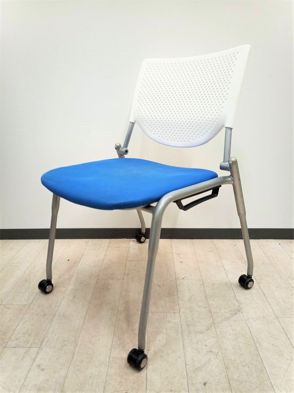 【重ねて収納できるチェア！】安心のオカムラ製スタッキングチェア！
                        プロスタック 
                                    中古
            