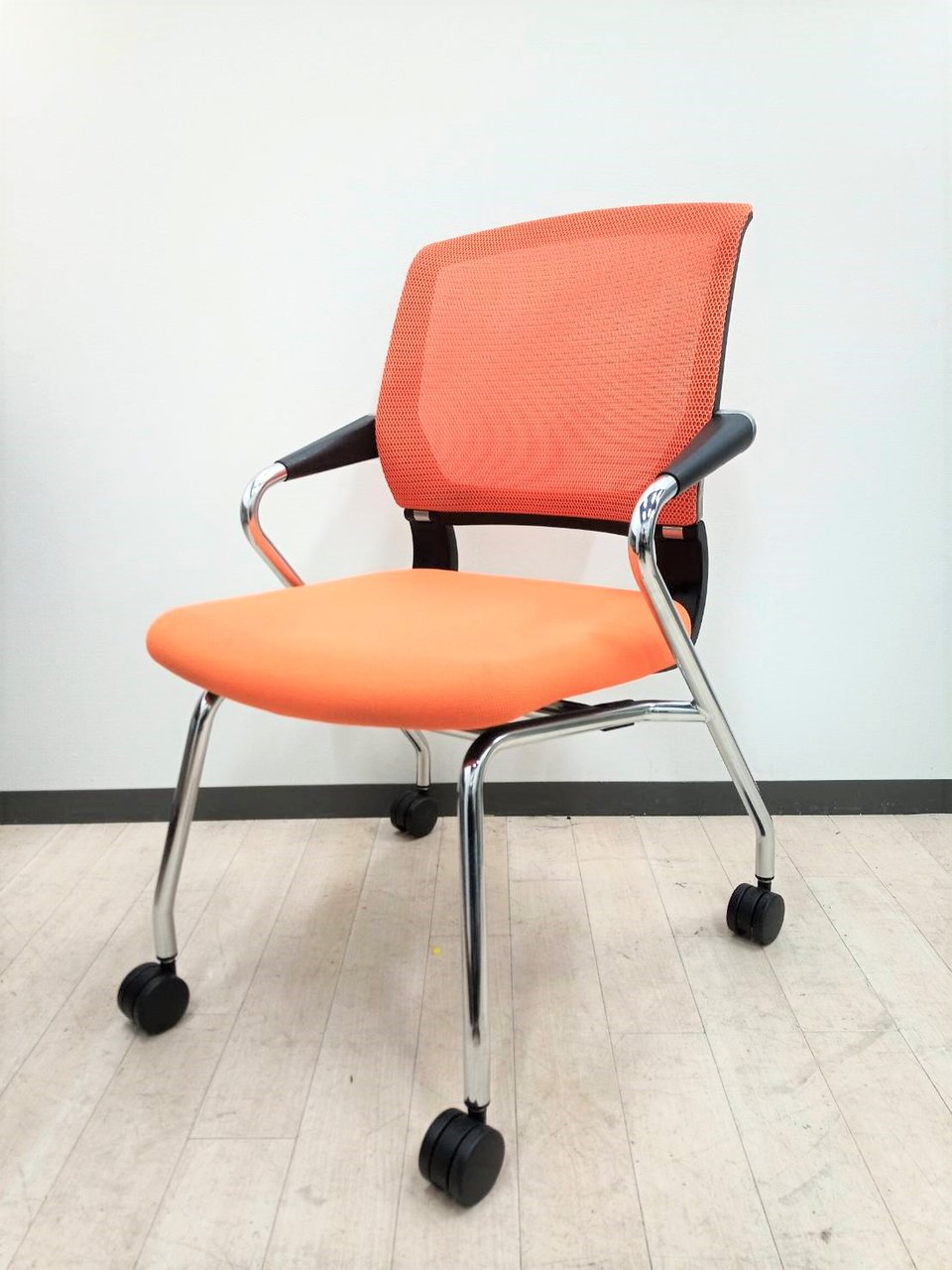 【かわいいネスティングチェア！】コクヨのサテリテのオレンジを入荷致しました！
                        サテリテ（キャスタータイプ） 
                                    中古
            