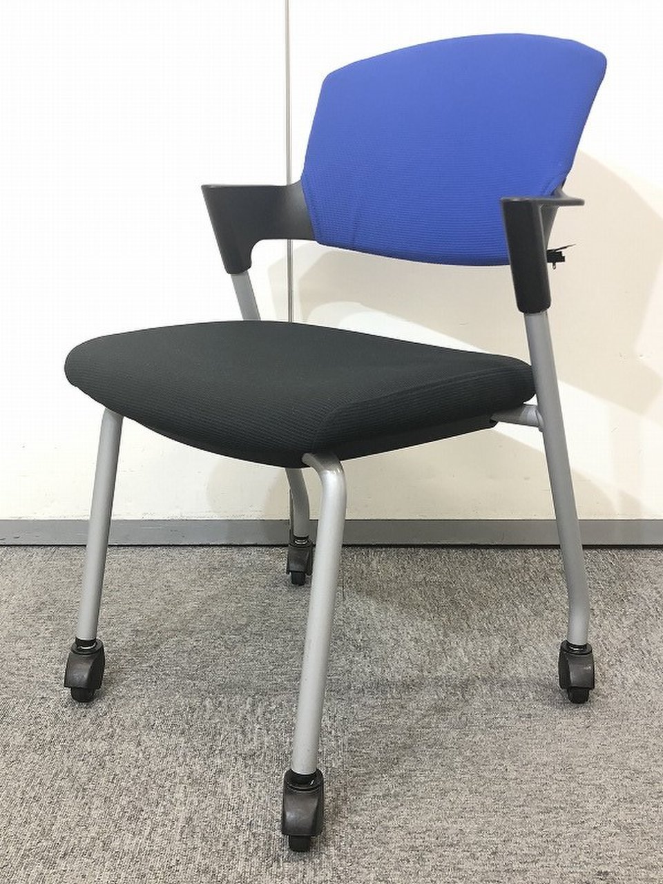 【ゴムキャスター】はフローリングに最適です！！
                        プロッティ（キャスター付） 
                                    中古
            