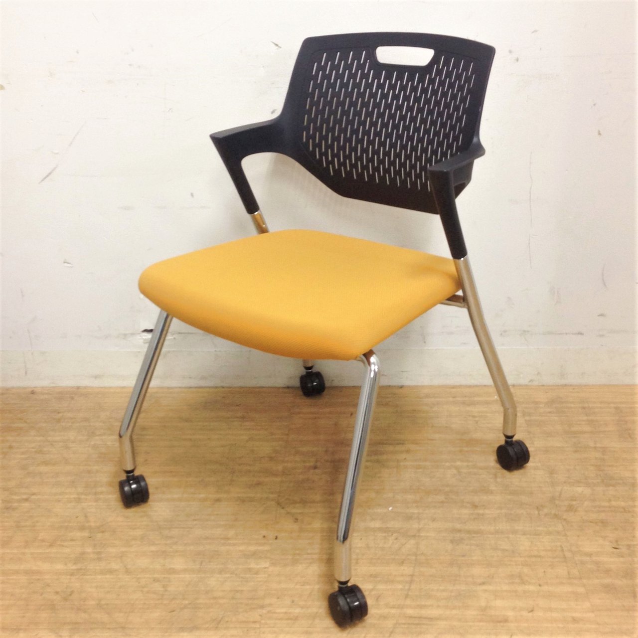 クッション厚めが嬉しい会議チェア｜4脚までスタッキングが可能　オカムラ　パート
                        パート 
                                    中古
            