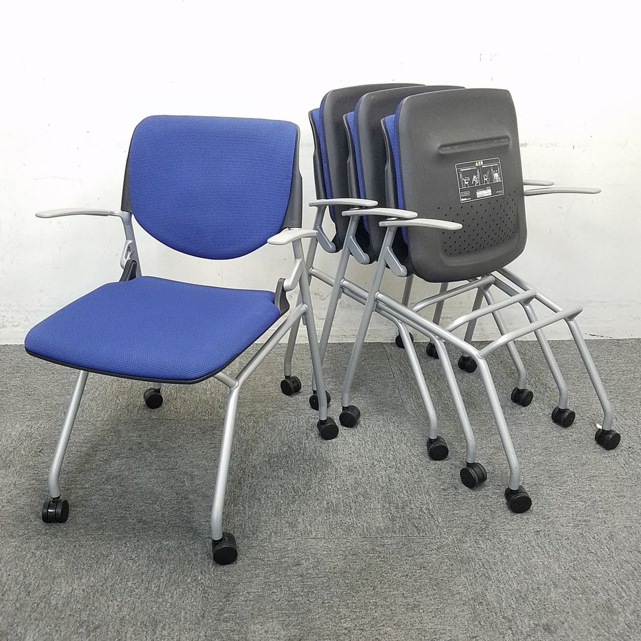 【4脚セット販売】【お得】商談や長時間の研修に！人気カラーネスティングチェア入荷！中古　オフィス家具
                        ルナ 
                                    中古
            