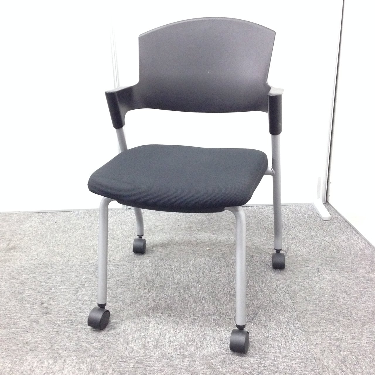 【ロット品！　人気が高いスタッキングチェア！！】コクヨ製｜プロッティ｜どんな空間にも馴染むシックなブラック
                        プロッティ（キャスター付） 
                                    中古
            