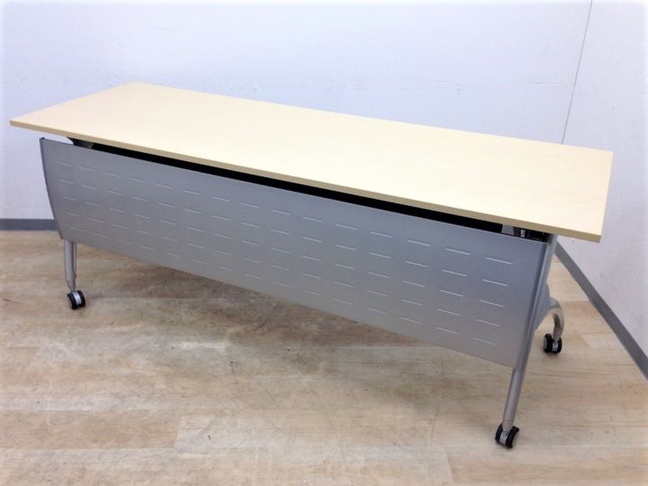 【在庫入替セール品】【残り6台！】状態良好な幕板付きフラップテーブル入荷！！ナチュラル（木目）カラー【中古】【オフィス家具】【東京】【大阪】【愛知】【岐阜】
                        リリッシュ2 
                                    中古
            