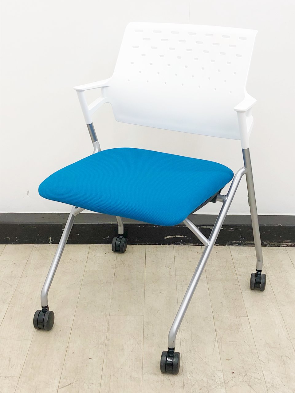 ミーティングチェアもお洒落に揃う！！
デザインはもちろん、座り心地も抜群！
コクヨ（KOKUYO）/ピエガ（PIEGA）/平行スタック/キャスター付き
                        ピエガ（背樹脂タイプ） 
                                    中古
            