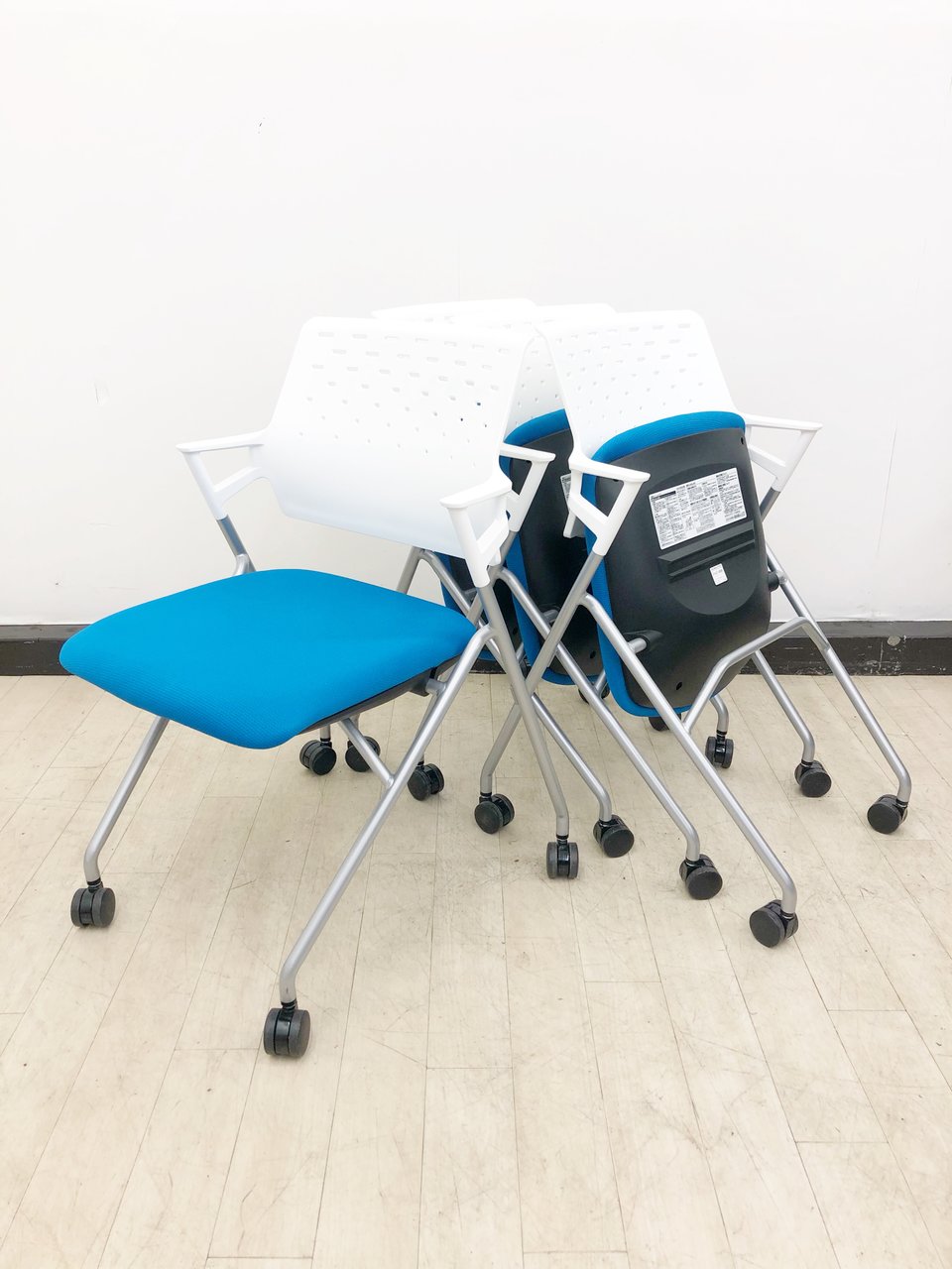 まとめて買うとちょっぴりお得！10％OFF
デザインはもちろん、座り心地も抜群！
コクヨ（KOKUYO）/ピエガ（PIEGA）/平行スタック/キャスター付き
                        ピエガ（背樹脂タイプ） 
                                    中古
            