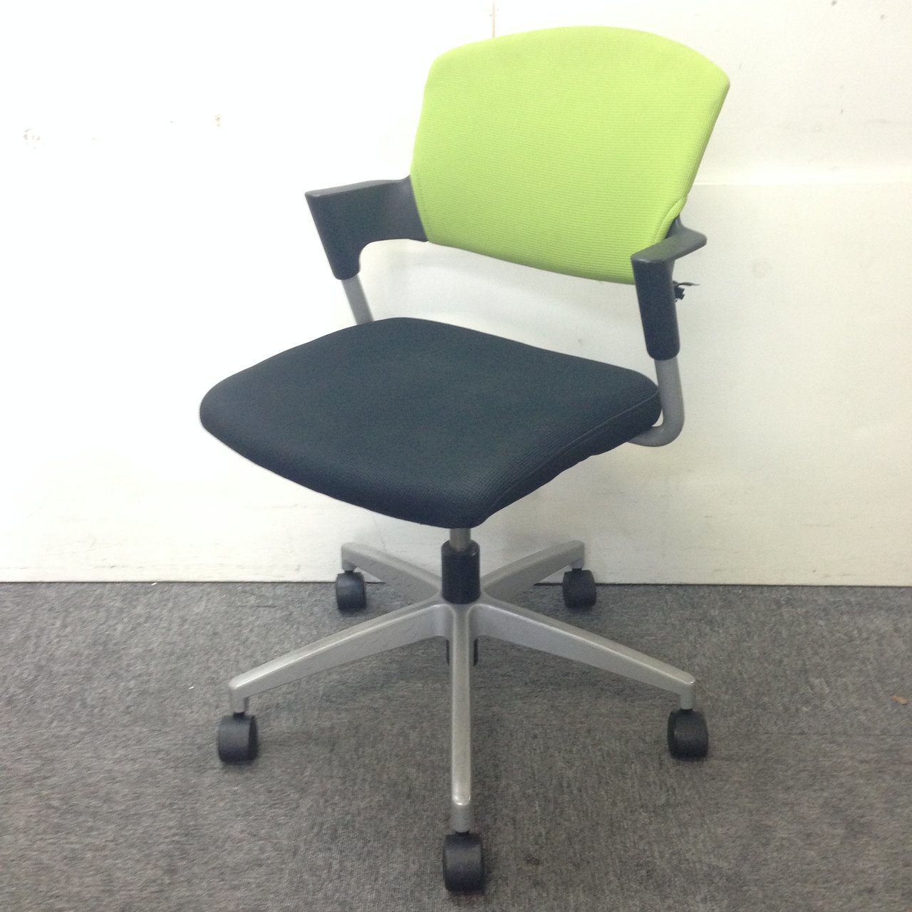 【4脚限定】コクヨの大人気商品！プロッティ！オシャレな会議室に仕上がります☆
                        プロッティ（キャスター付） 
                                    中古
            