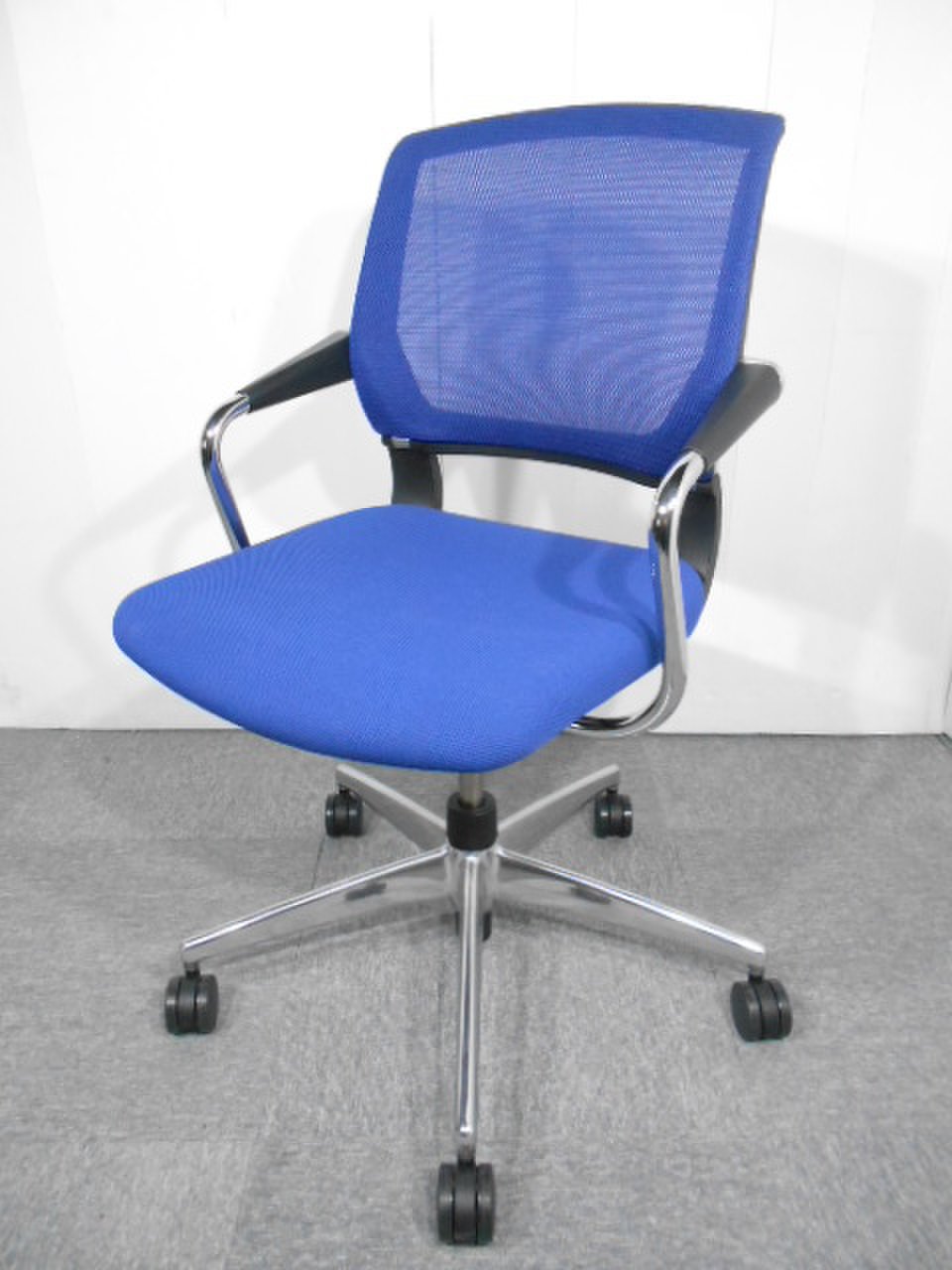 鮮やかなブルー！状態良好なミーティングチェアが入荷！【関西倉庫在庫】
                        サテリテ（アルミ脚タイプ） 
                                    中古
            