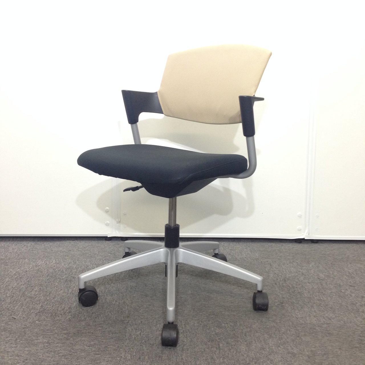 【4脚限定】コクヨ｜プロッティ｜オシャレなミーティングチェア！会議室の雰囲気を変えてみませんか？
                        プロッティ（キャスター付） 
                                    中古
            