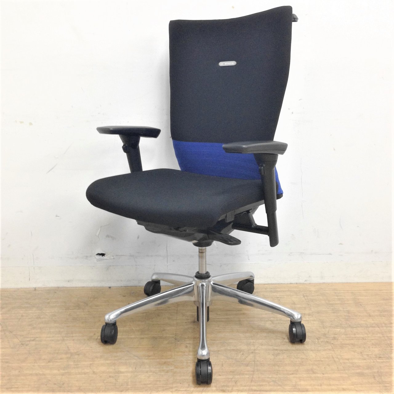 【残り3脚】高級感漂うスタイリッシュフォルム　コートハンガー付き・アジャスタブル肘の贅沢仕様
                        フィーゴ 
                                    中古
            