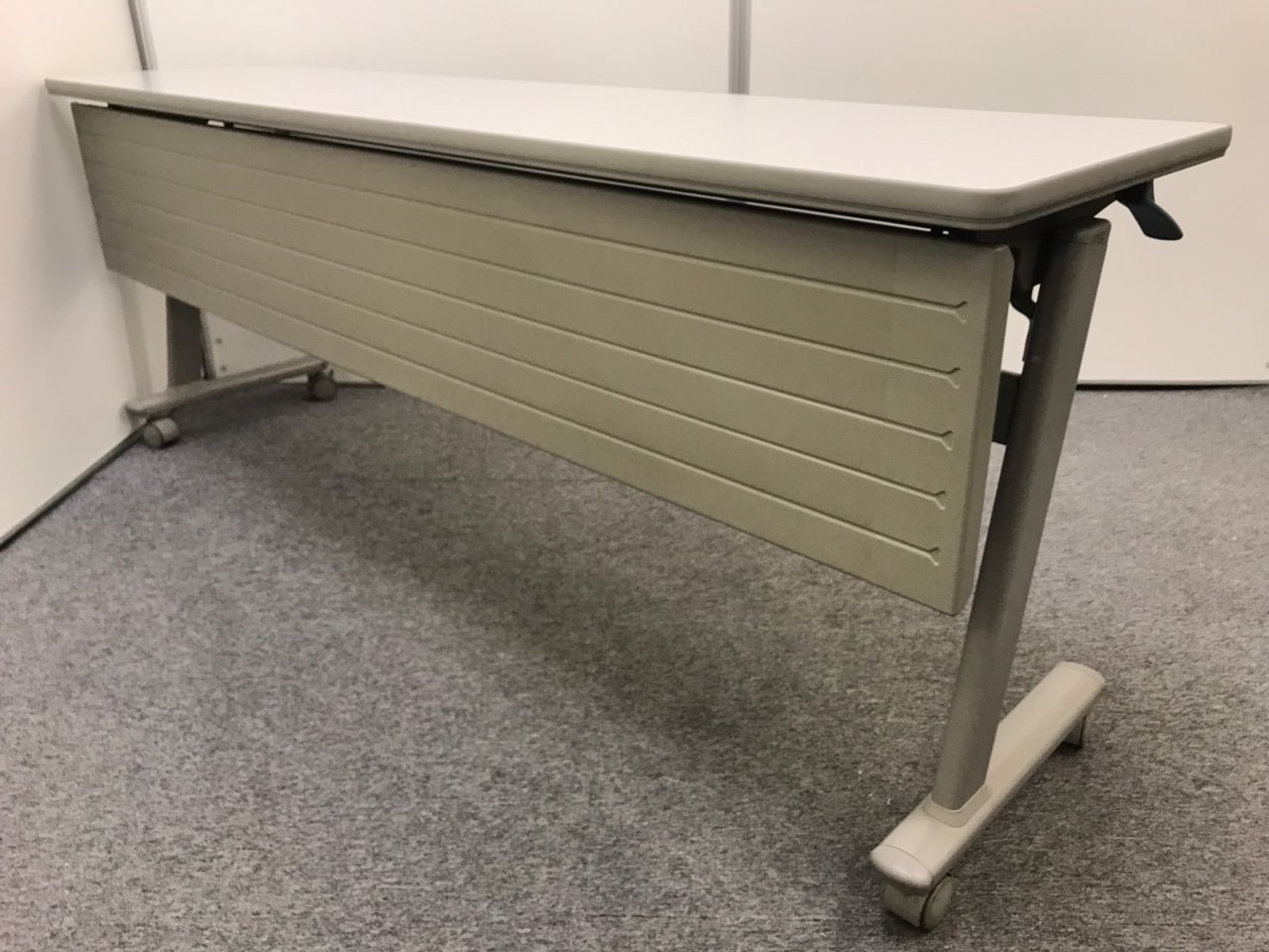 【ワケあり】【会議やセミナーの必需品！】サイドスタックテーブル　幅1800㎜　3名様での使用にオススメ！
                        -
                                    中古
            