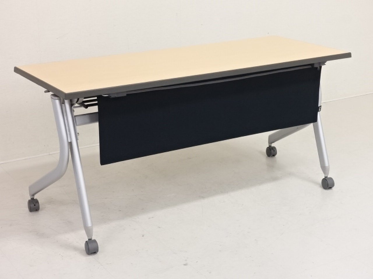 【10台入荷！】落ち着いたナチュラル天板が心地よい空間を演出します！｜地方倉庫在庫RA
                        ワイイー 
                                    中古
            