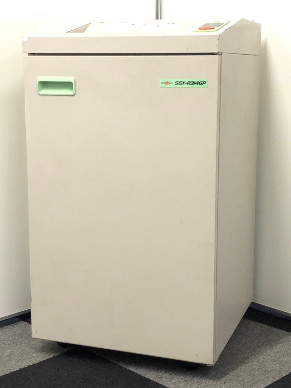 【特別価格！】細断片の写真掲載しております！
クロスカットで機密力UP！
お客様の情報を守るローコストシュレッダー！
                        SGX-Rシリーズ 
                                    中古
            