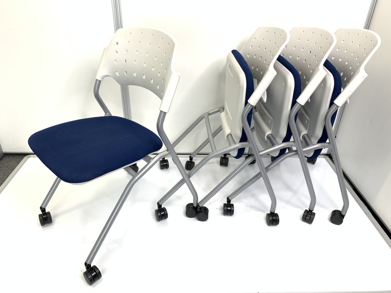 お得な4脚セット！
ライオン製のネスティングチェア（平行収納できます！）
ブルーの定番の会議用チェアです！
                        その他シリーズ
                                    中古
            