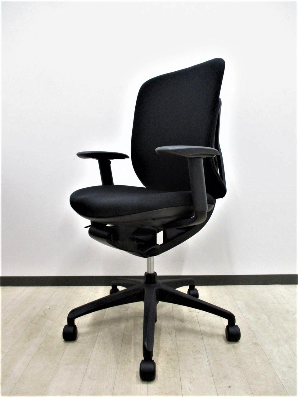 100人乗っても大丈夫なイナバ製！オフィス家具ならではの耐久性とホールド感【近未来なデザイン！】人気のイエラチェア入荷！■滞留のためお安く！
                        yera
                                    中古
            