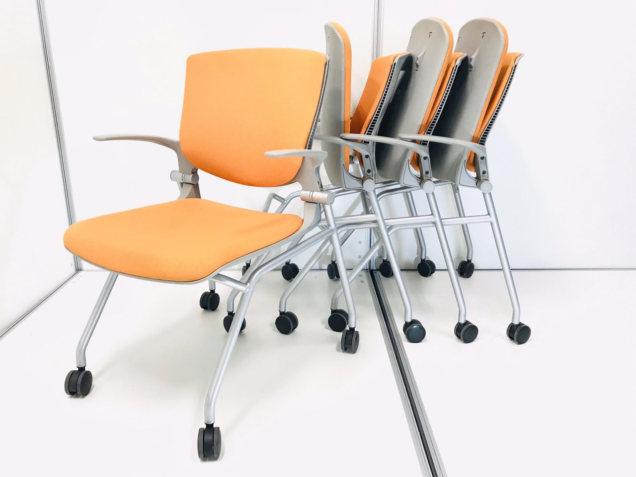 状態良好／高級／4脚＝1セット限定　無彩色の多いオフィスには差し色に　◆オカムラ◆グラータ◆オレンジ
                        グラータ 
                                    中古
            