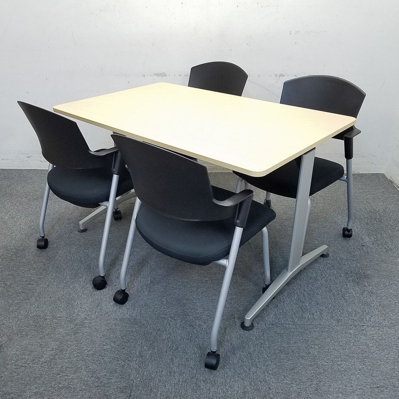 上質なイトーキ製のミーティングテーブルとチェアのセット入荷！中古　オフィス家具
                        DEシリーズ 
                                    中古
            