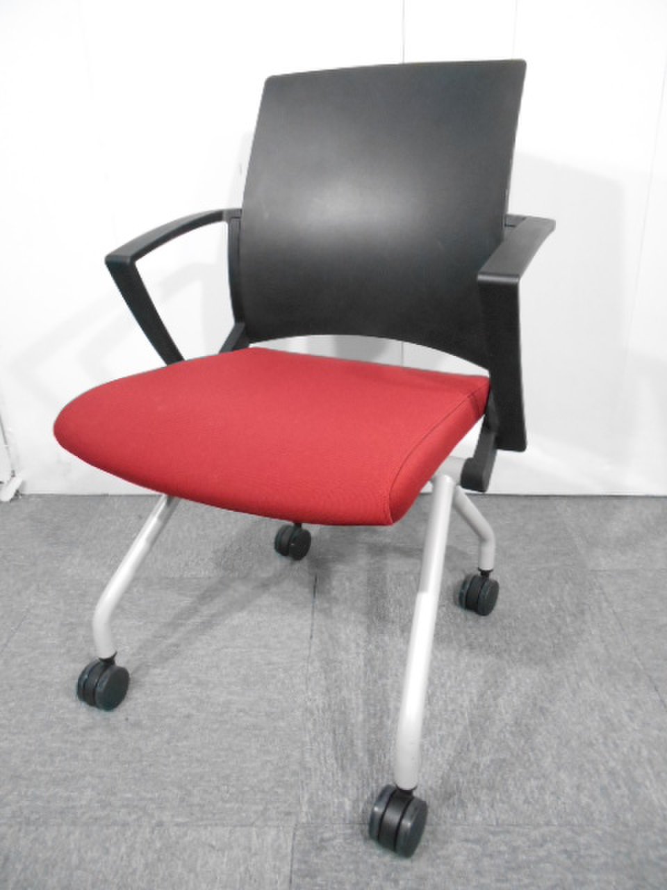 鮮やかなレッドカラー！座り心地に定評あり！【関西倉庫在庫品】
                        PATRA
                                    中古
            