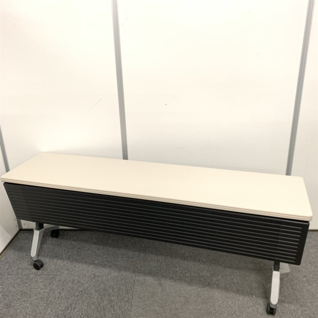 サイドスタックテーブル幕板付き！国内一流メーカー製です【AK在庫】
                        その他シリーズ
                                    中古
            