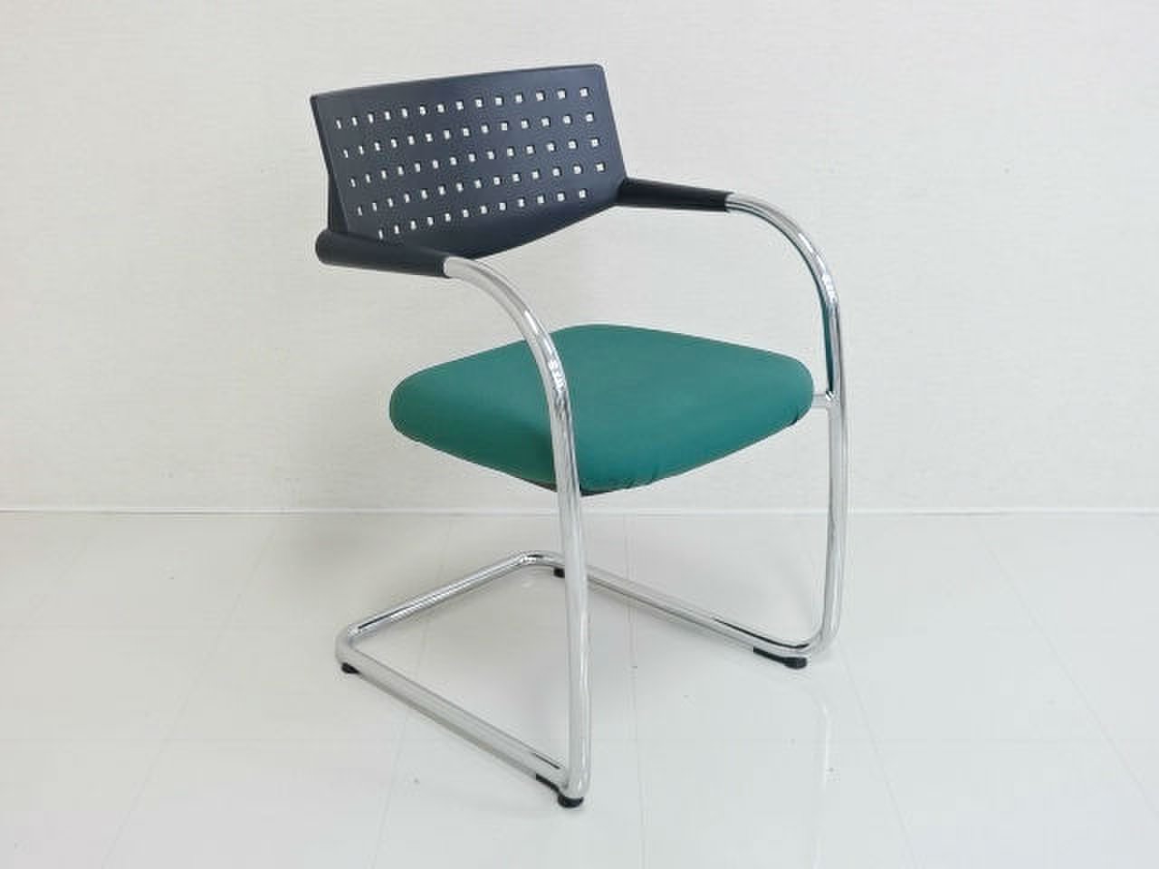 【50脚入荷！】空間に映えるデザイン！鮮やかなグリーンカラー！地方倉庫在庫RA
                        visavis 
                                    中古
            