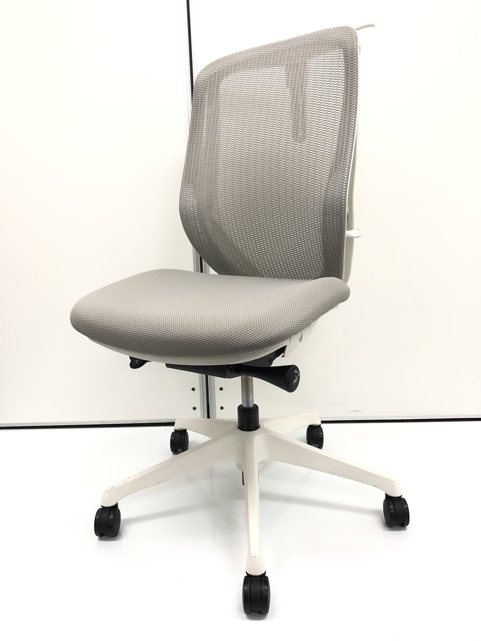 【シルフィー】【現在大人気中のオカムラ製チェアです】hi_class 【クリーニング済】
                        シルフィー（クッション） 
                                    中古
            