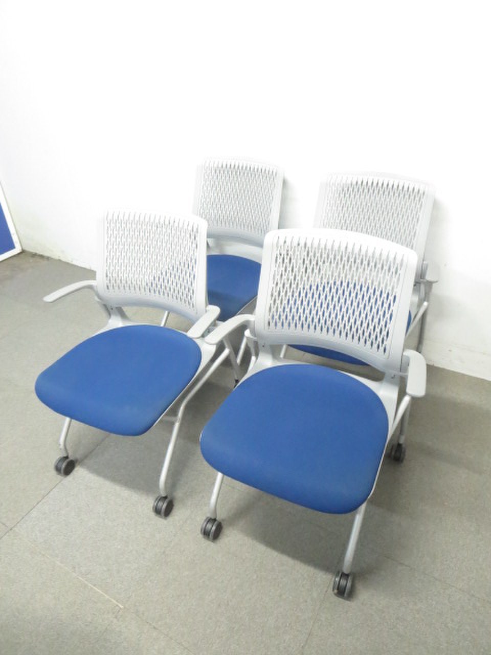 【4脚セット！】コクヨ製！ネスティングチェア！オルディナシリーズ！【ブルー！】
                        オルディナ 
                                    中古
            