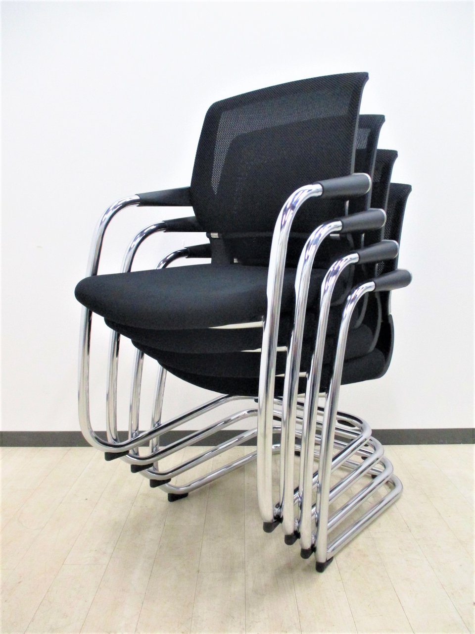 【創造的なコミュニケーションをサポートするチェア】サテリテ！4脚セット！
                        サテリテ
                                    中古
            