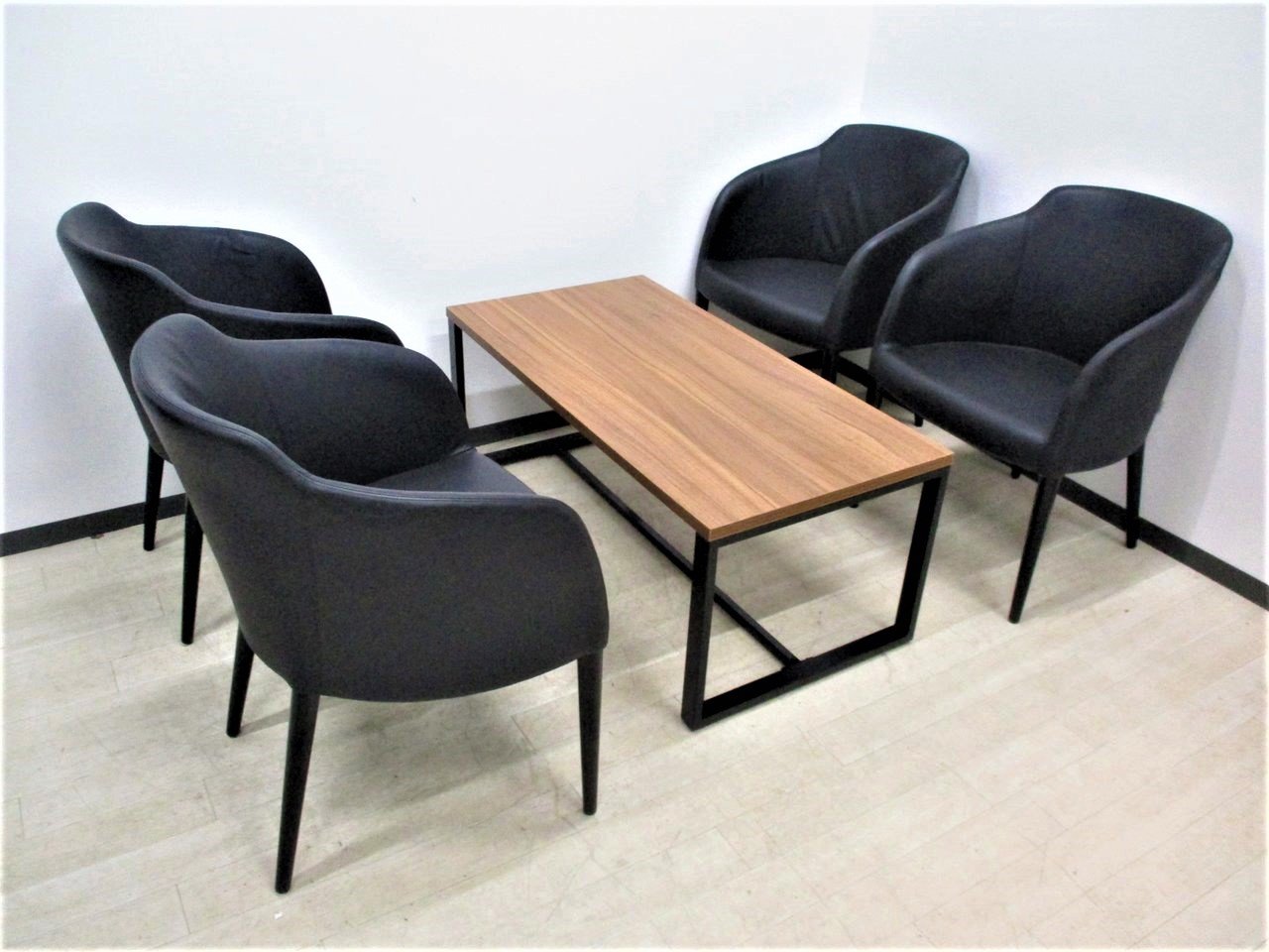 お洒落な応接セット一式！応接室にお悩みならこれ！
                        スクエアローテーブル
                                    中古
            