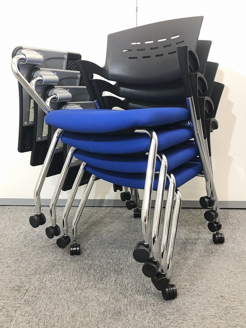 【4脚セット販売！！】ミーティングチェアに【メモ台付き】でセミナーや記者会見場でもよくお使いになられています！！【レア商品】
                        カクタス 
                                    中古
            