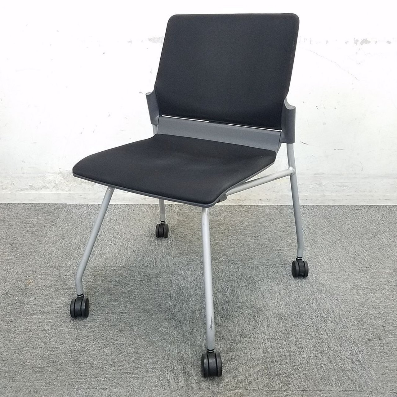 【12脚入荷】ミーティングなどに重宝！シックでお洒落なネスティングチェア入荷！中古 オフィス家具
                        フィットスタック 
                                    中古
            