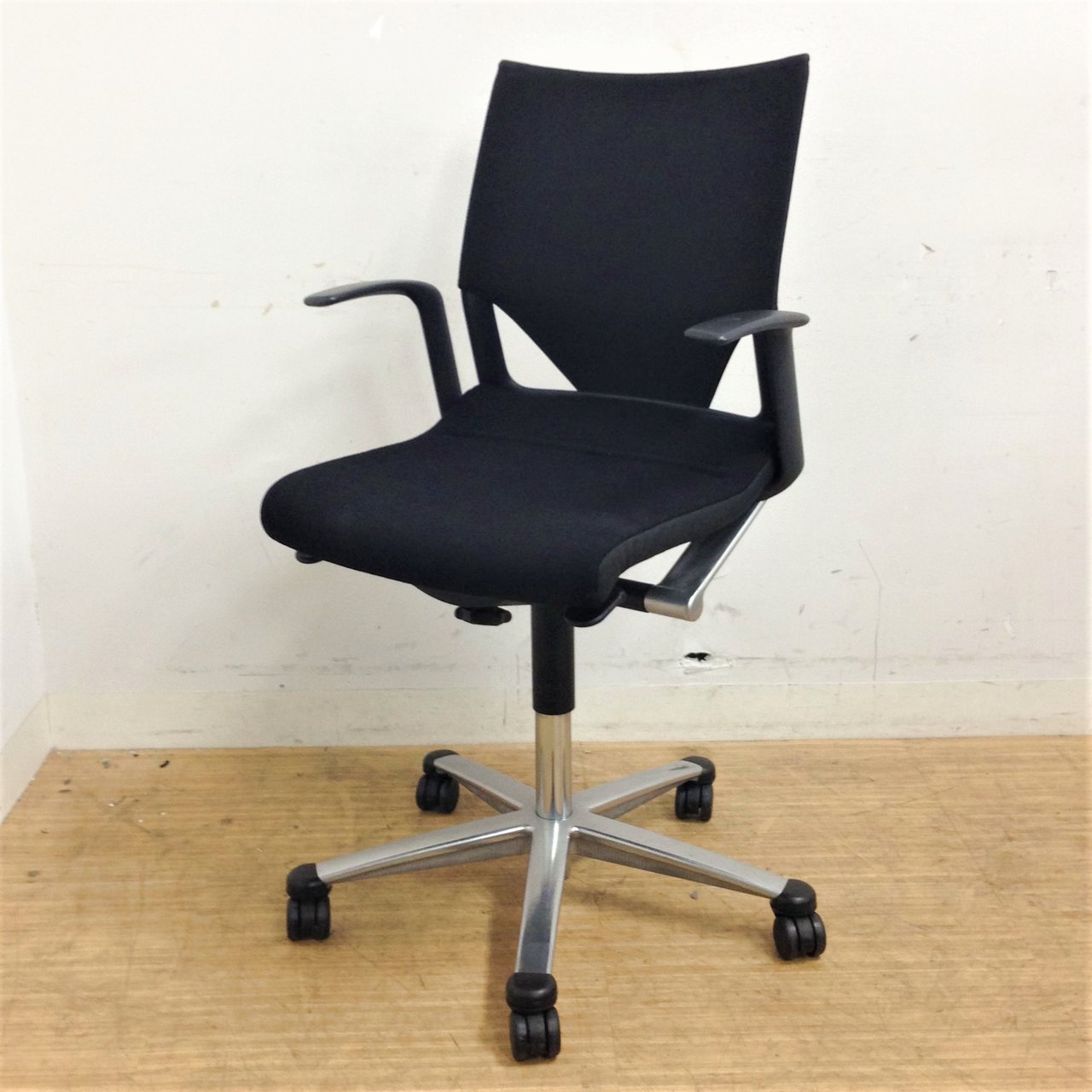 【意識高め！】小さいながら存在感のあるオフィスチェアー　ウィルクハーン　モダス　
                        モダス 
                                    中古
            