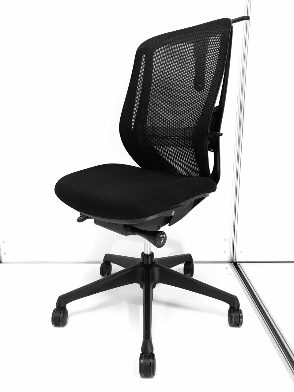 新機能搭載／状態良好／限定1脚　カラダの大きさに合わせて背もたれの形状を変えられる新感覚シーティング！　◆オカムラ◆シルフィー◆前傾◆2015年製
                        シルフィー（メッシュ） 
                                    中古
            