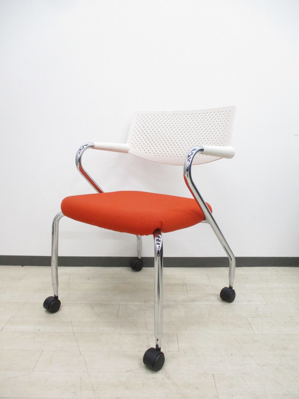 残り僅か！！VITRA社製人気のデザイナーズ家具！数量限定！元気がでるオレンジ色！※布地の使用感あり！
                        ビザロール 
                                    中古
            