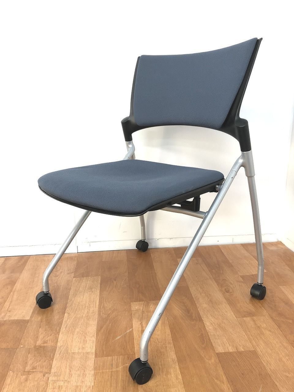 【事務所に馴染むグレーカラーの快適ネスティングチェアの入荷です！！】■おつとめ品
                        マノス 
                                    中古
            