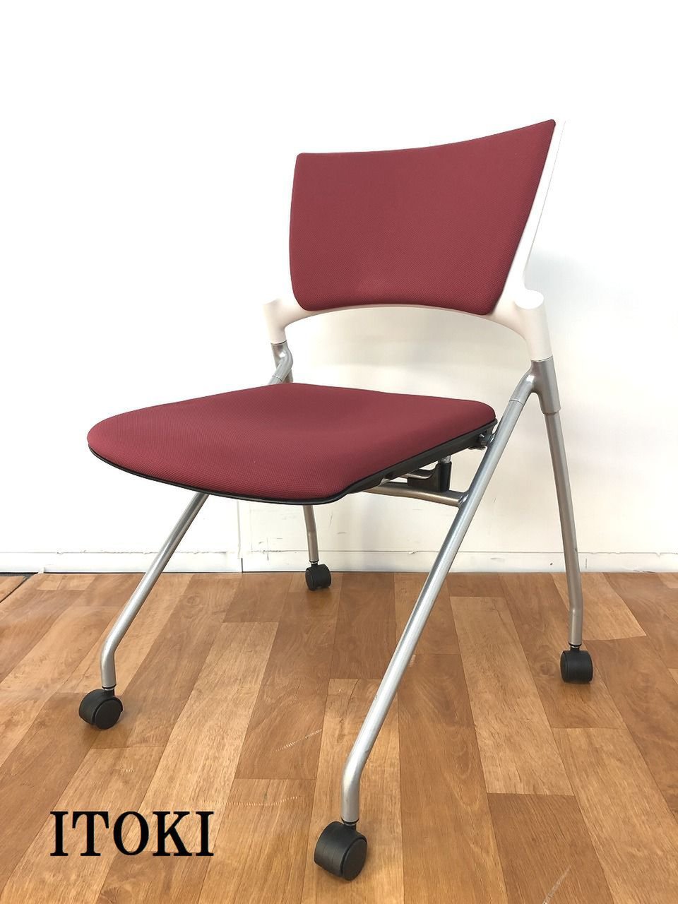 【レッド＆ホワイトカラーのオシャレで快適なネスティングチェアの入荷です！！】
                        マノス 
                                    中古
            