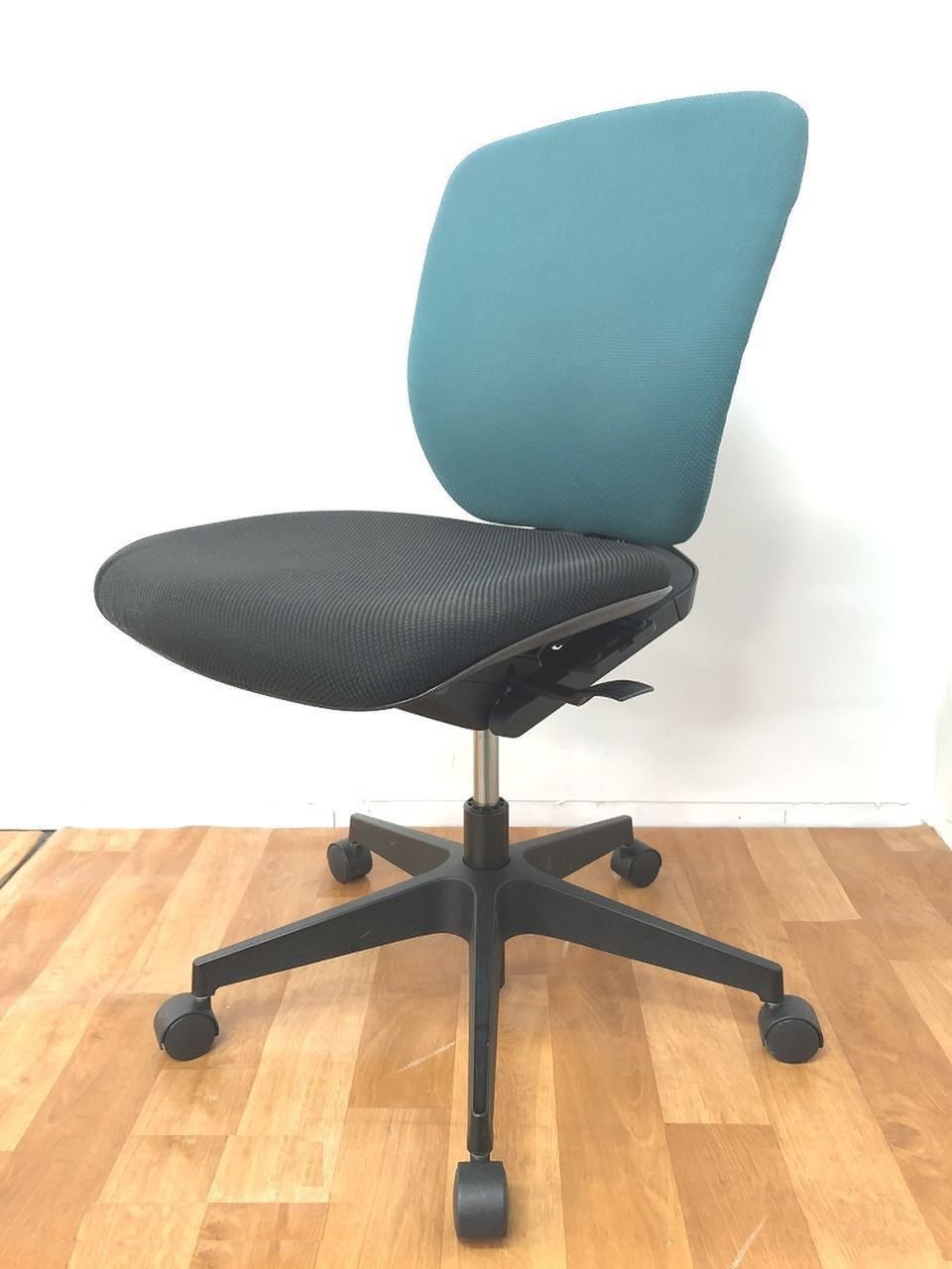 【癒し系カラーのグリーン×ブラックカラーの快適OAチェアがオフィスワークをサポートしてくれます！！】■おつとめ品
                        プラオ 
                                    中古
            