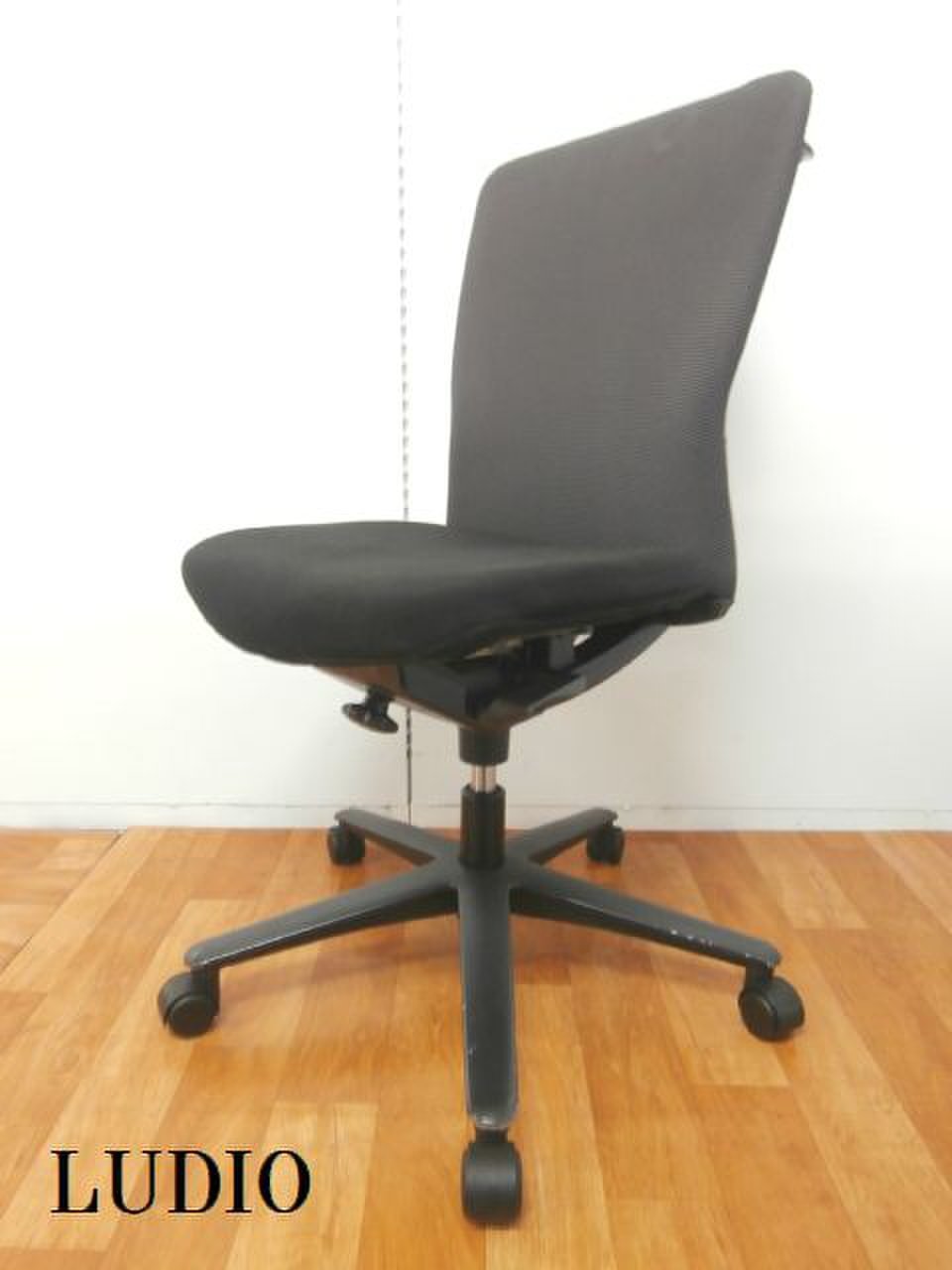オフィスに馴染むシンプルなデザインに体の大きな方にも安心してご使用いただける重厚な構造と機能性です！！】■グレー　■おつとめ品
                        ルディオ 
                                    中古
            