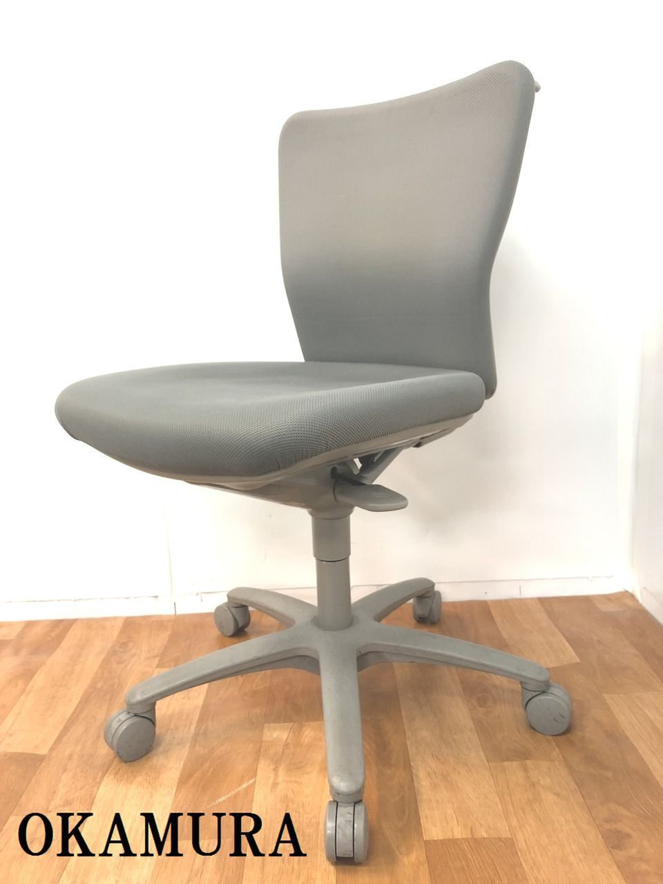 【コートハンガー付の絶妙なクッション性のOAチェアです！！】
                        カロッツァ 
                                    中古
            