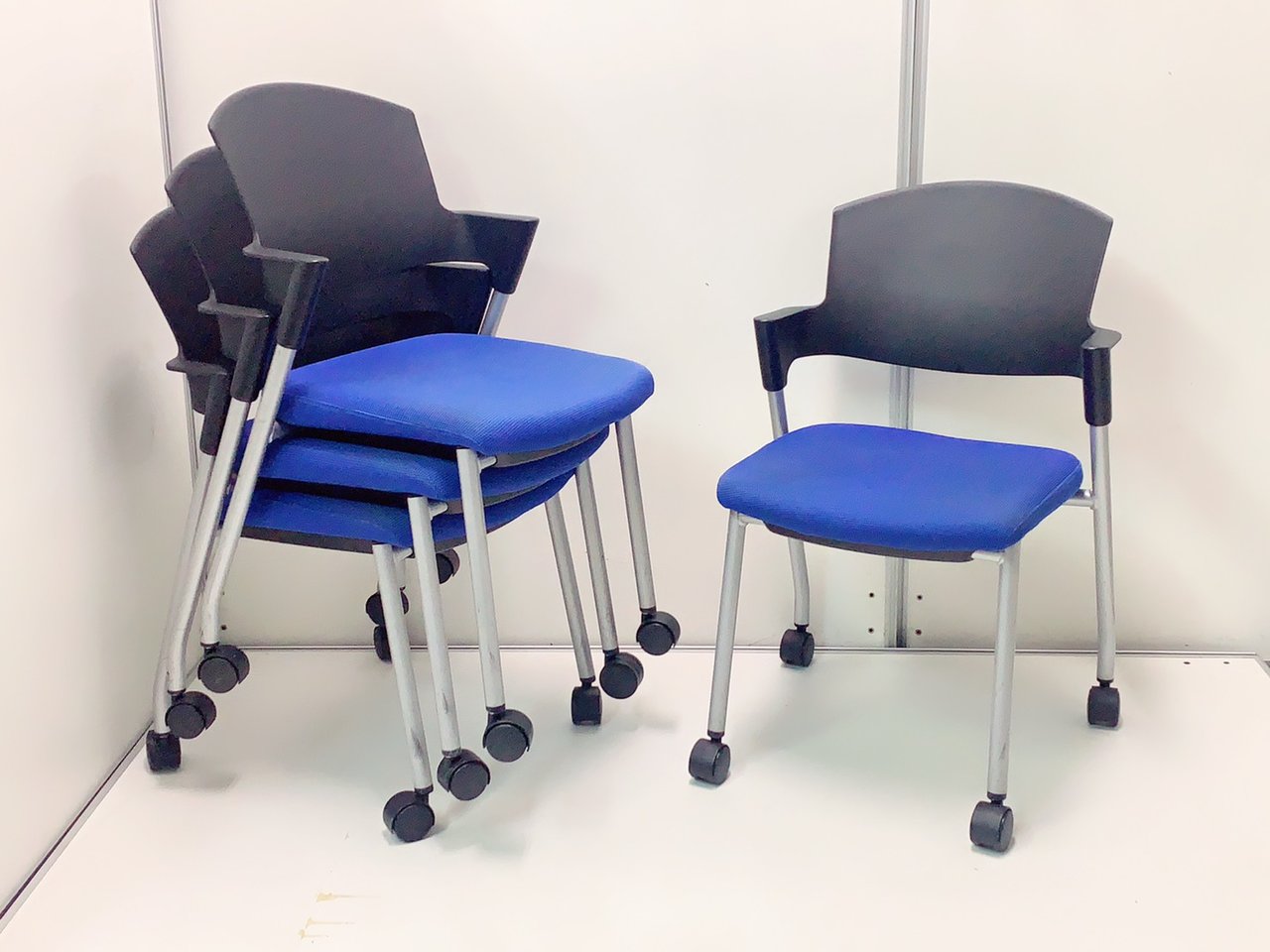 ４脚セットでお買い得！コクヨ製人気のスタッキングチェア
                        プロッティ（キャスター付） 
                                    中古
            