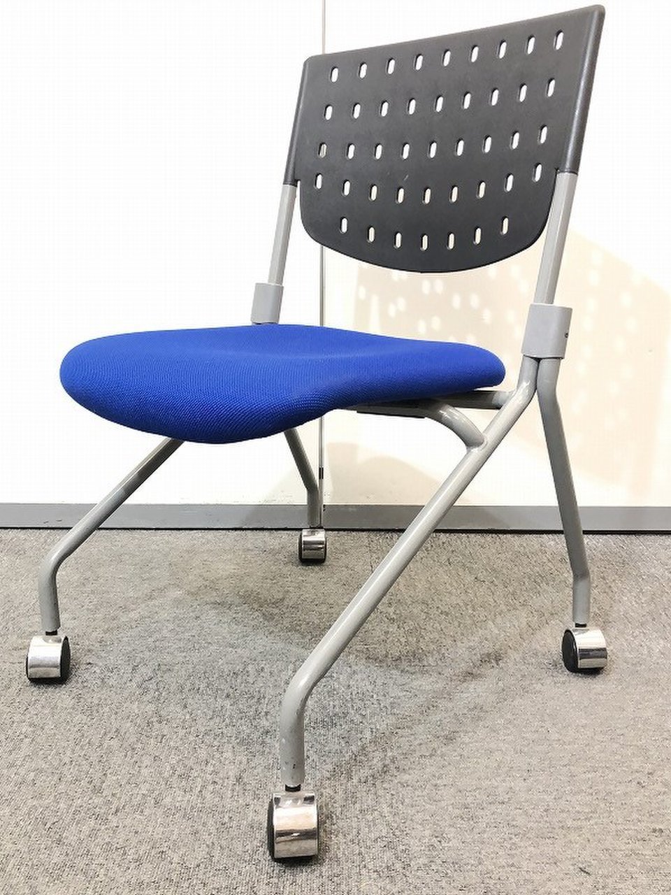 価格がお安いチェアです！！ネスティングにもスタッキングにもなるチェアです！【在庫入替商品】【おつとめ品】
                        FNC-K5 チェア 
                                    中古
            