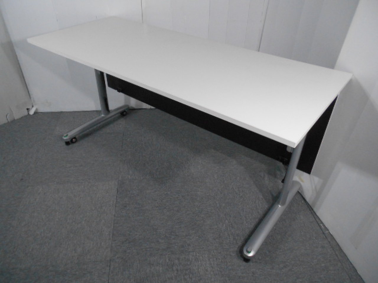 大量入荷！！使い勝手が良いサイドスタックテーブル！人気のホワイトです！【関西倉庫在庫】
                        その他シリーズ
                                    中古
            