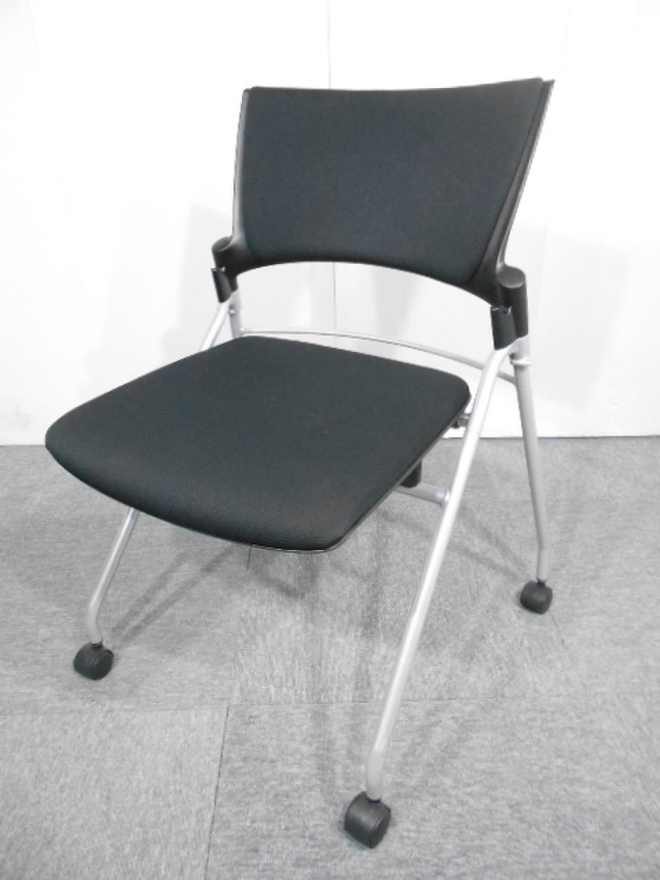 定番のスタッキングチェアが入荷｜キャスター付き【関西倉庫在庫】
                        マノス 
                                    中古
            