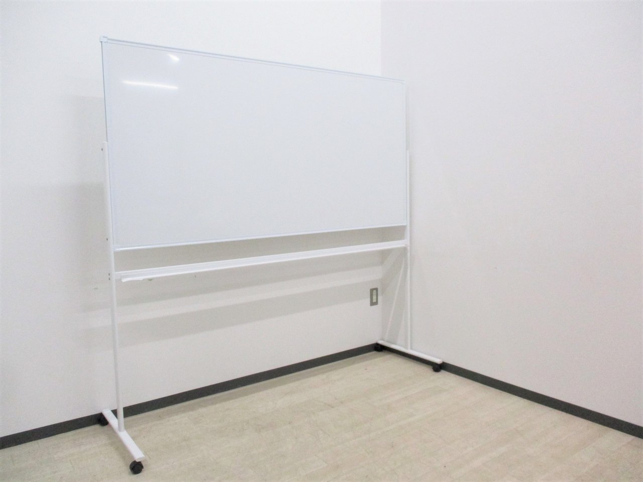 【便利なホワイトボード！】片面で足つきになります！
                        ホワイトボード
                                    中古
            