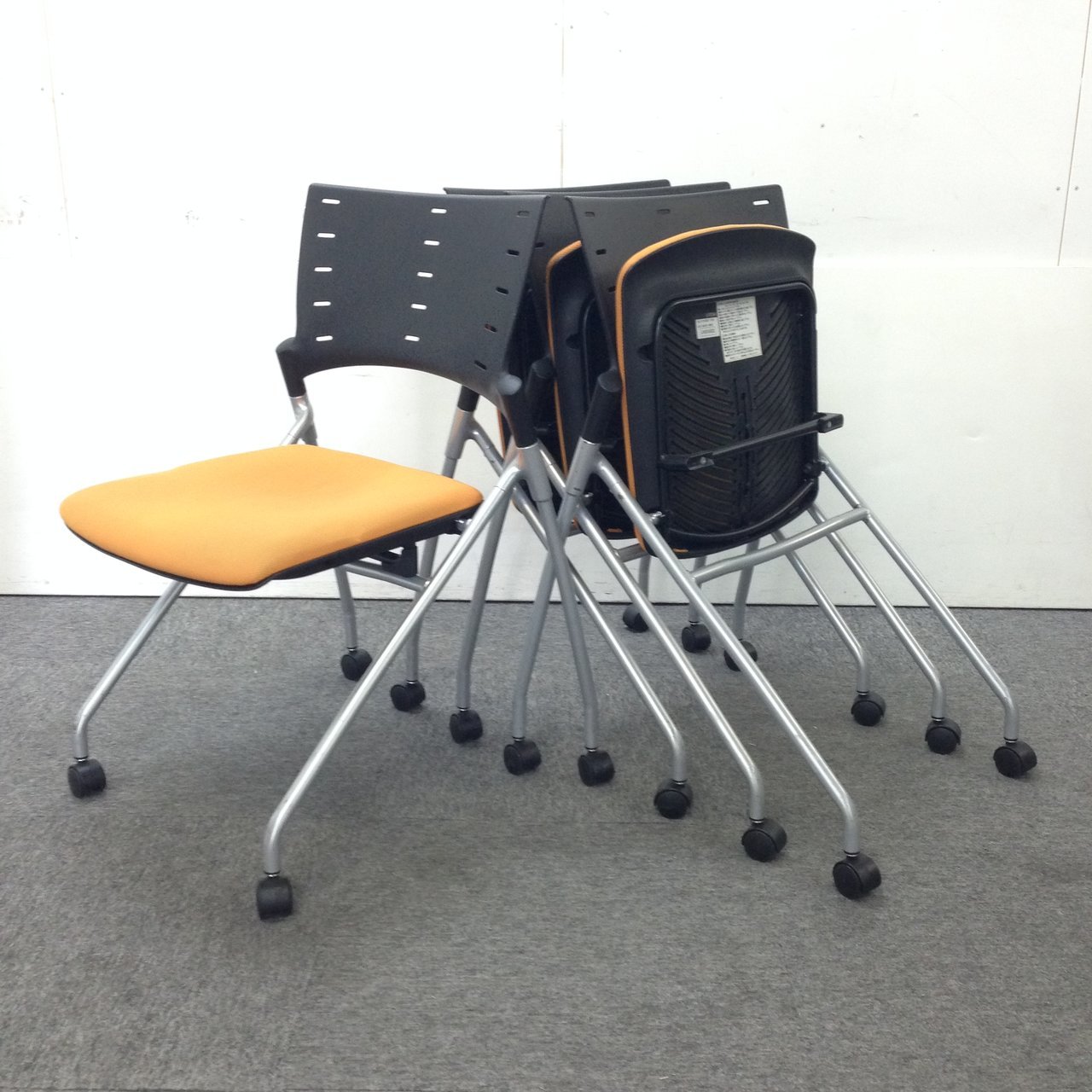 【4脚セット】オレンジで明るく｜ネスティングチェア｜まとめ買い
                        マノス 
                                    中古
            