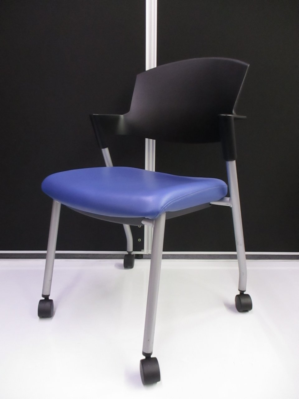 【KS】【座面ビニール生地！】重ねてスペースをコンパクトに！
                        プロッティ（キャスター付） 
                                    中古
            